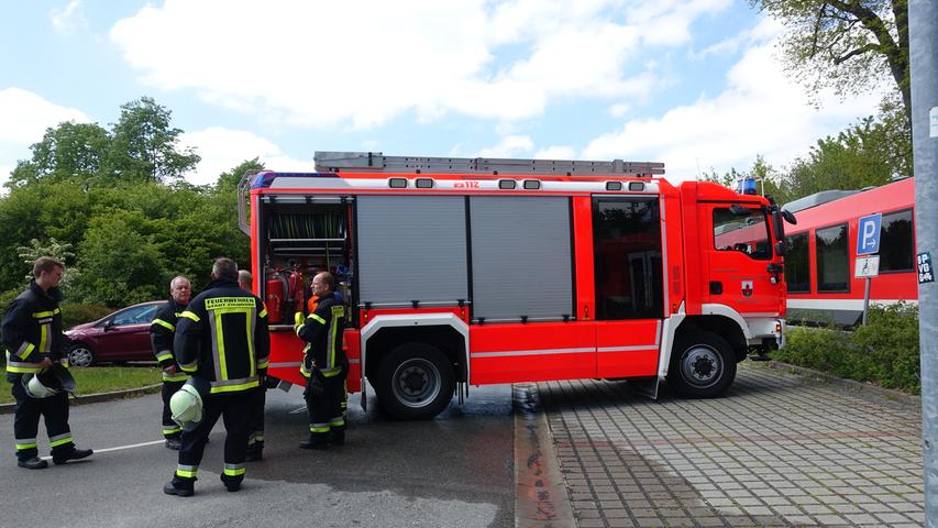 Senior wird in Zirndorf von Zug erfasst: Bahnstrecke gesperrt