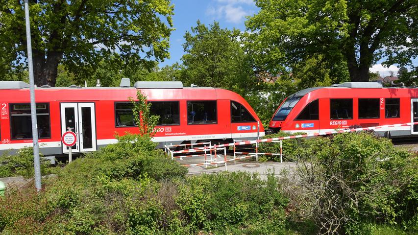 Senior wird in Zirndorf von Zug erfasst: Bahnstrecke gesperrt
