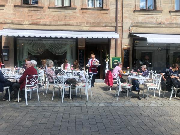 Direkt am Neustädter Kirchenplatz kann man vor dem Café in der Sonne sitzen.