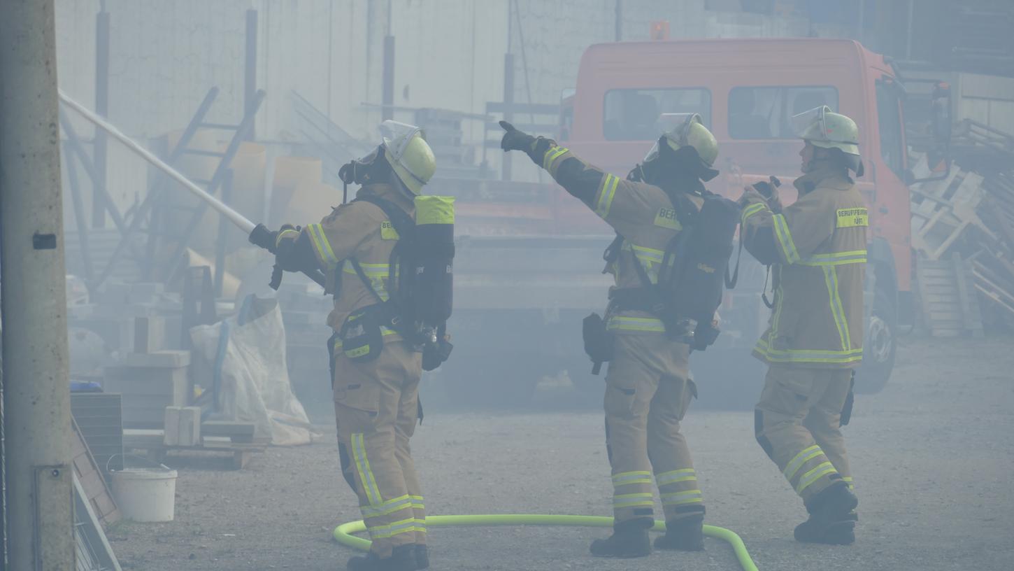 Ein Container-Brand auf einem Lagerplatz in Burgfarrnbach hielt am Freitagabend etliche Einsatzkräfte der Feuerwehr auf Trab.