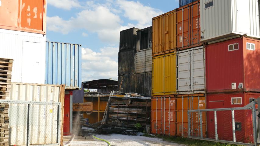 Container brannten in Fürth nieder: Gasflasche sorgte für Gefahr