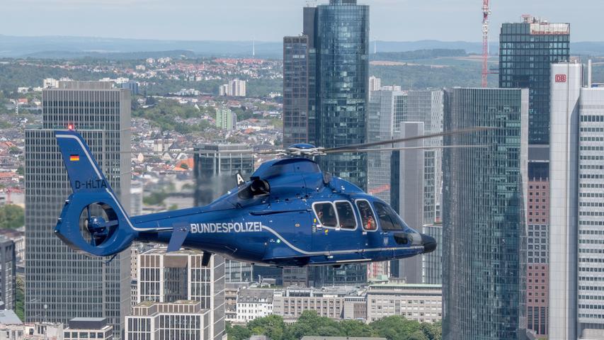 Ein Hubschrauber der Bundespolizei vom Typ Eurocopter EC 155 fliegt über die Bankenskyline der Mainmetropole von Frankfurt, auch bekannt als "Mainhattan". Die Helikopter sind binnen kürzester Zeit einsatzbereit und können zur Verfolgung von Tätern am Boden ebenso eingesetzt werden wie zur Verlegung von Spezialeinheiten oder der Überwachung von Bahnstrecken und Flughäfen.