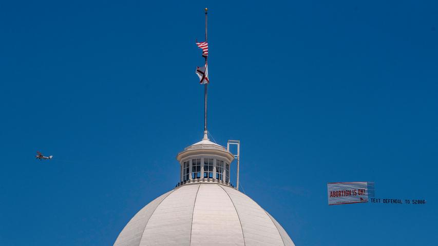 Abtreibungs-Unterstützer lassen ein Banner mit der Aufschrift "Abortion is ok" (Abtreibung ist in Ordnung) an der Kuppel des Alabama-State-Capitol-Gebäudes vorbeifliegen. Alabamas Gouverneurin hat das umstrittene Gesetz unterzeichnet, mit dem Abtreibungen in dem US-Bundesstaat in fast allen Fällen verboten werden sollen - selbst nach Vergewaltigungen. Der Senat von Alabama hatte das Gesetz am 15. Mai 2019 verabschiedet.