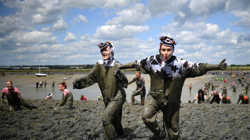 Und noch einmal ein Blick auf die Insel: Zwei verkleidete Frauen nehmen am jährlichen "Maldon Mud Race" in Großbritannien  teil. Dabei handelt es sich um eine Wohltätigkeitsveranstaltung, bei der die Teilnehmer das Flussbett des Blackwater um die Wette durchqueren müssen. Den Ladies scheint es jedenfalls richtig Spaß zu machen.