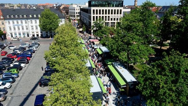 Massenhaft eroberten die Fürther zum Auftakt ihren neuen Markt, bestens wurde das Angebot der Händler an 24 Buden und Ständen angenommen.