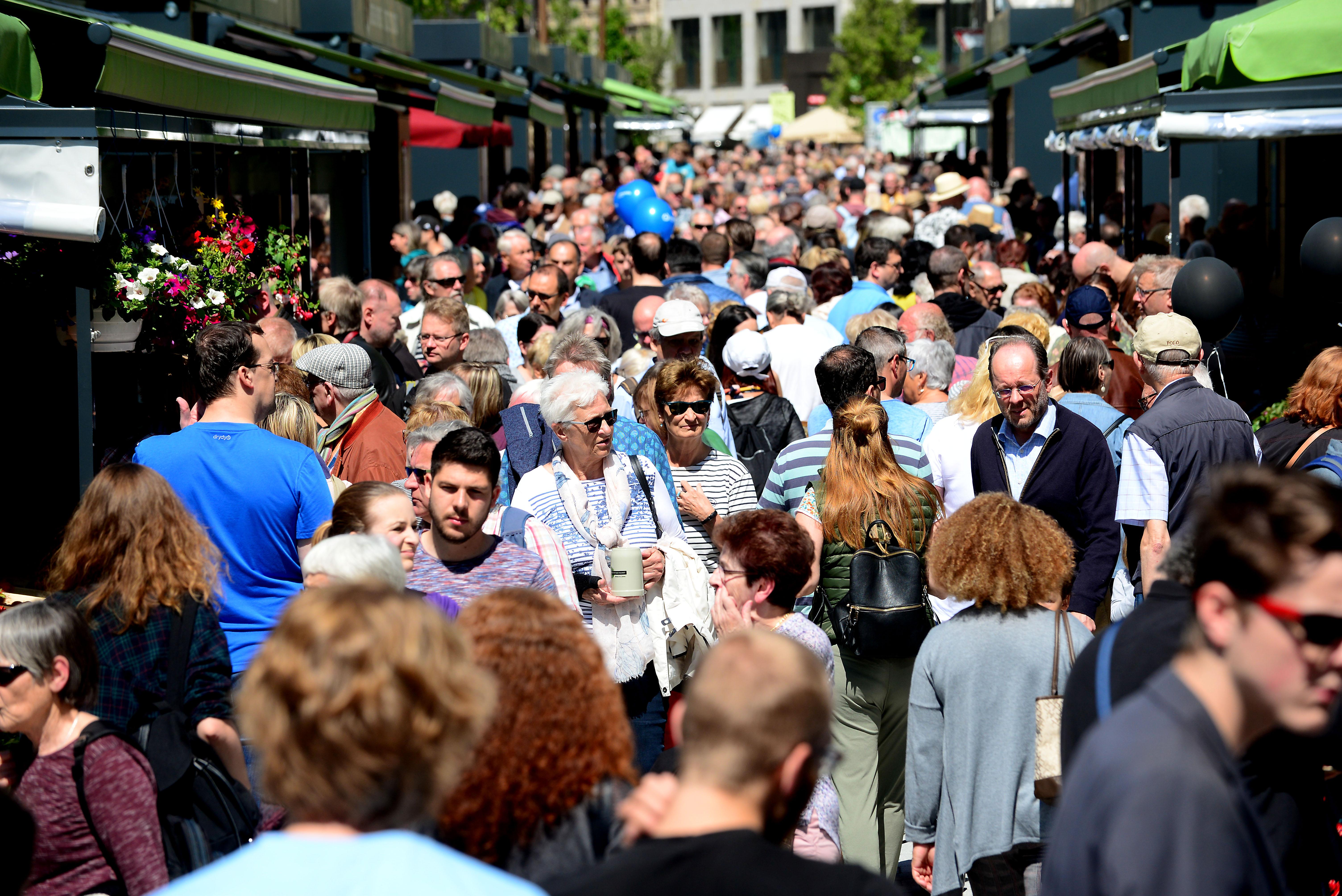 Massenhaft eroberten die Fürther zum Auftakt ihren neuen Markt, bestens wurde das Angebot der Händler an 24 Buden und Ständen angenommen.