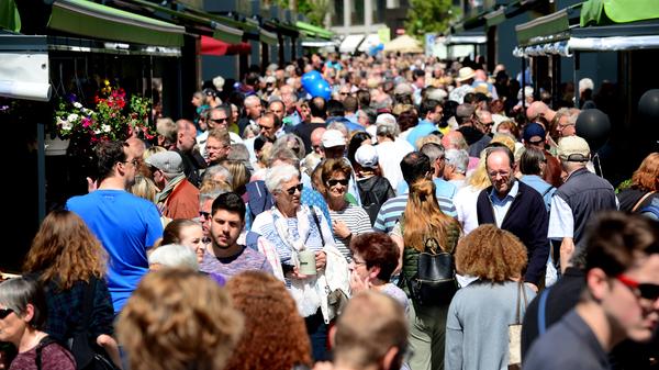 Massenhaft eroberten die Fürther zum Auftakt ihren neuen Markt, bestens wurde das Angebot der Händler an 24 Buden und Ständen angenommen.