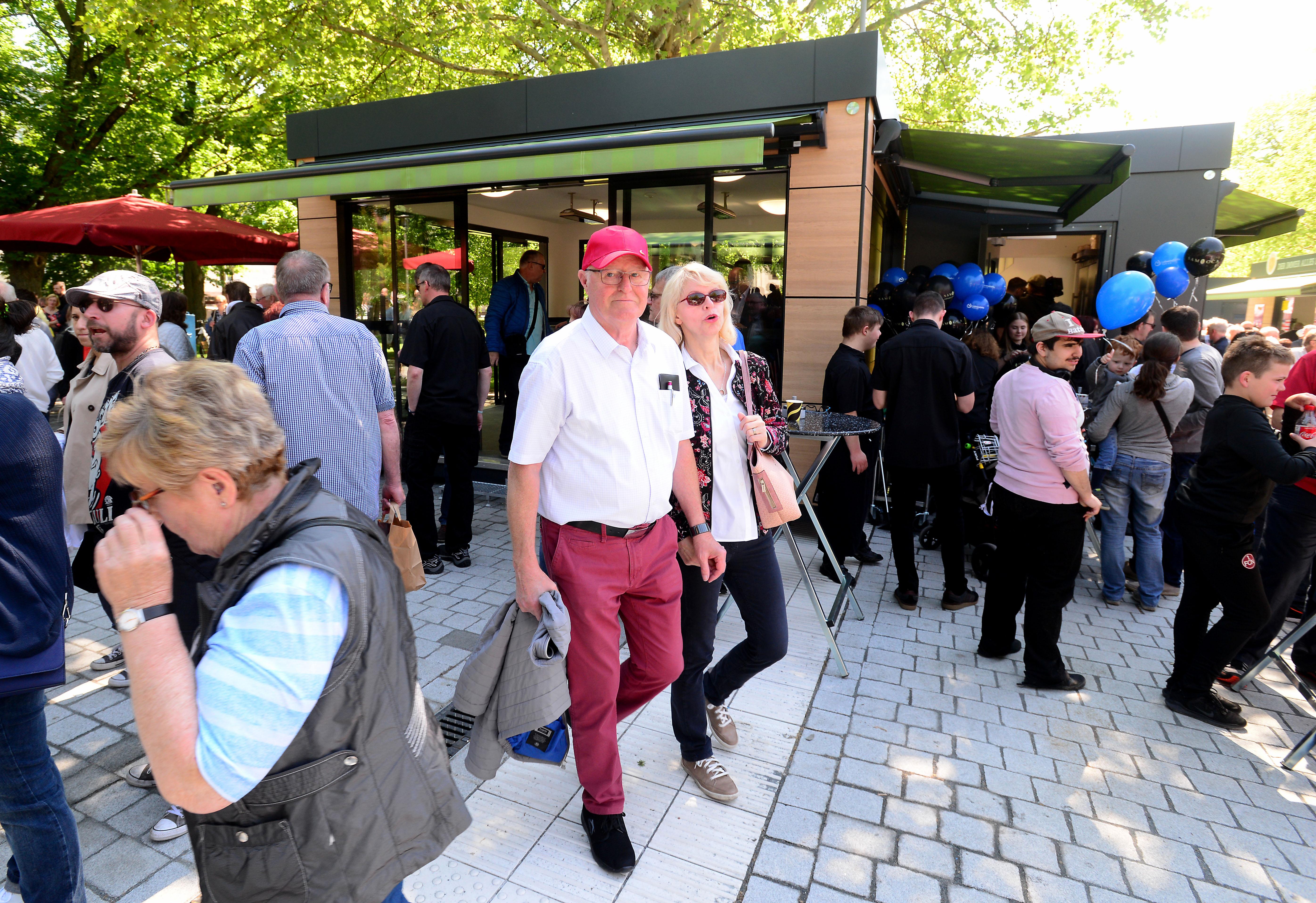 Massenhaft eroberten die Fürther zum Auftakt ihren neuen Markt, bestens wurde das Angebot der Händler an 24 Buden und Ständen angenommen.