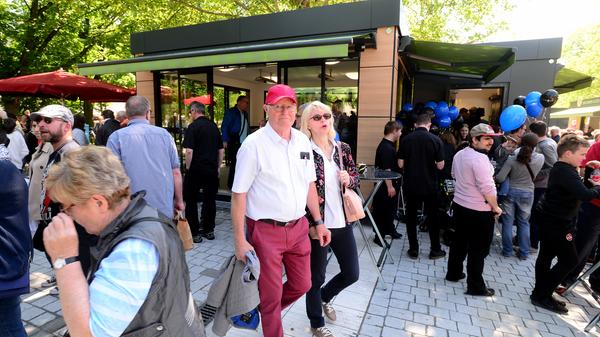 Massenhaft eroberten die Fürther zum Auftakt ihren neuen Markt, bestens wurde das Angebot der Händler an 24 Buden und Ständen angenommen.