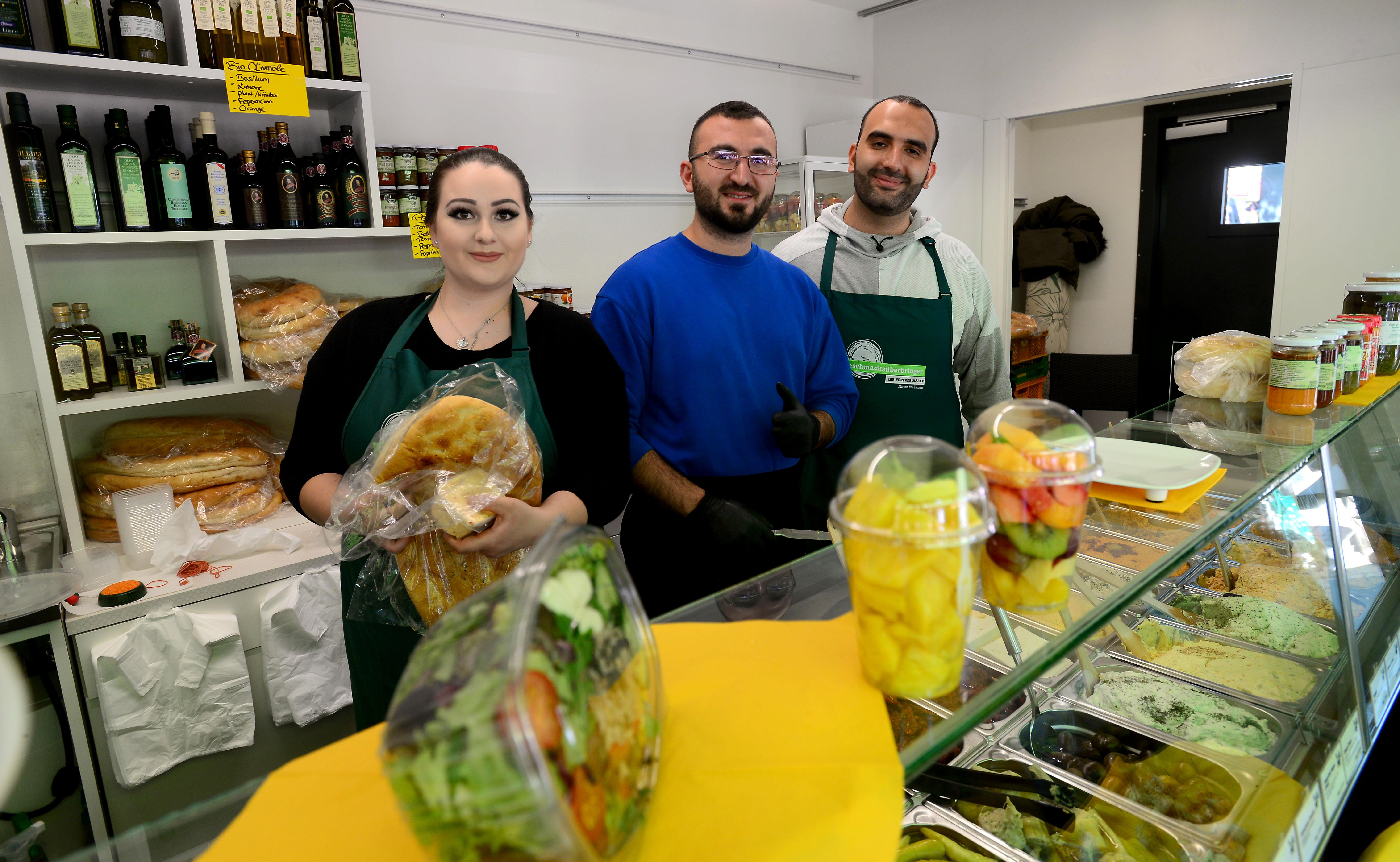 Massenhaft eroberten die Fürther zum Auftakt ihren neuen Markt, bestens wurde das Angebot der Händler an 24 Buden und Ständen angenommen.