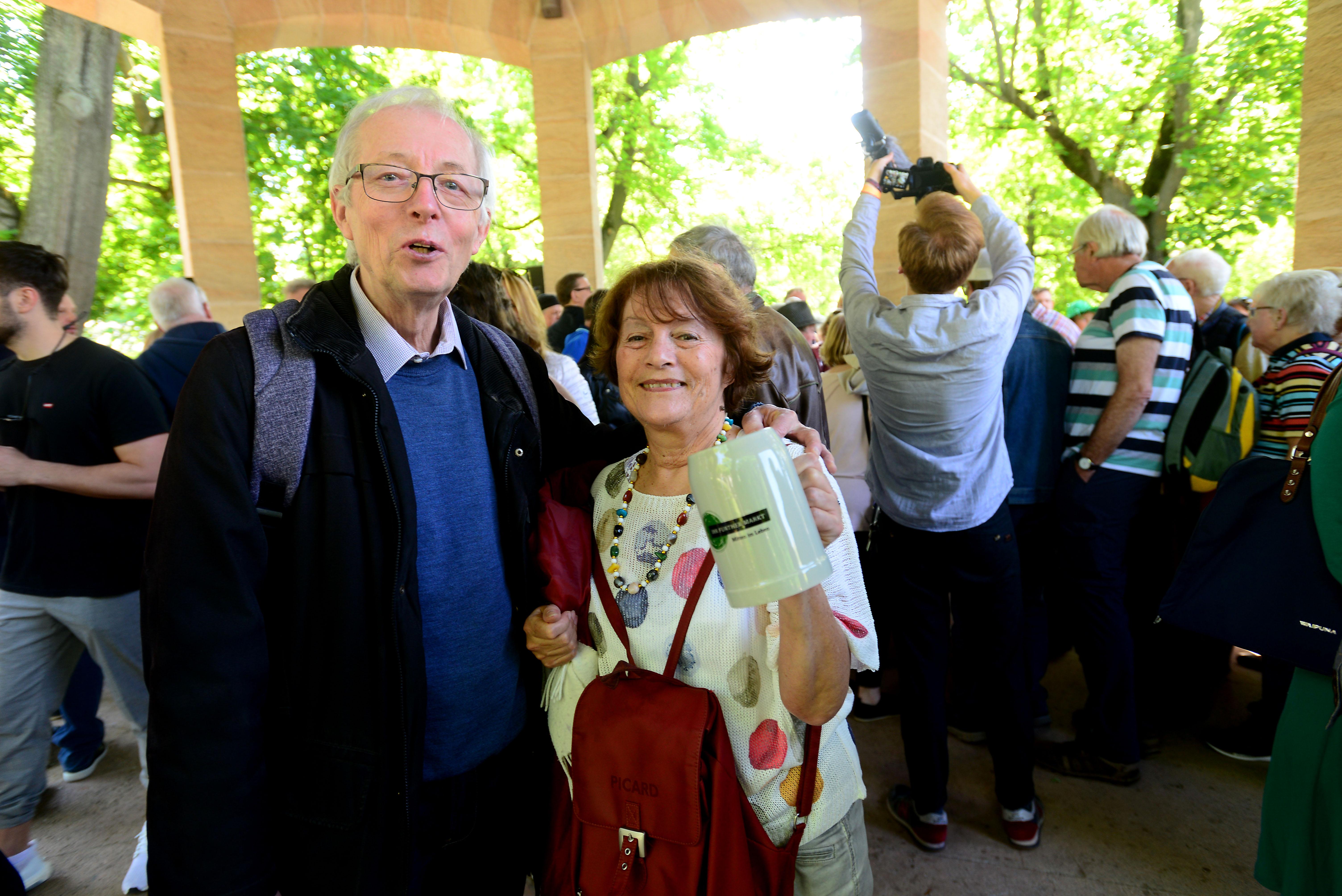 Massenhaft eroberten die Fürther zum Auftakt ihren neuen Markt, bestens wurde das Angebot der Händler an 24 Buden und Ständen angenommen.