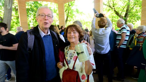 Massenhaft eroberten die Fürther zum Auftakt ihren neuen Markt, bestens wurde das Angebot der Händler an 24 Buden und Ständen angenommen.