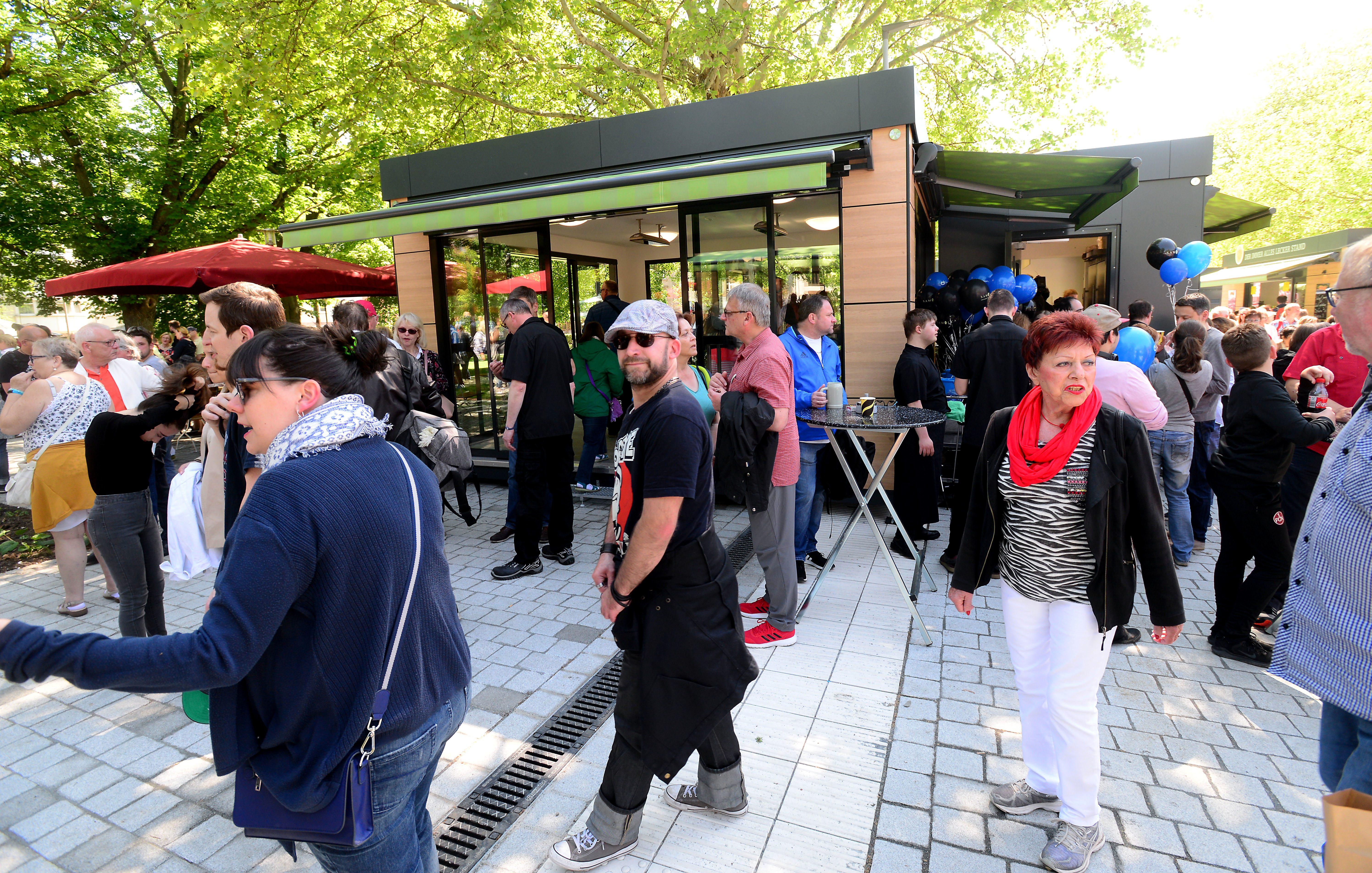 Massenhaft eroberten die Fürther zum Auftakt ihren neuen Markt, bestens wurde das Angebot der Händler an 24 Buden und Ständen angenommen.