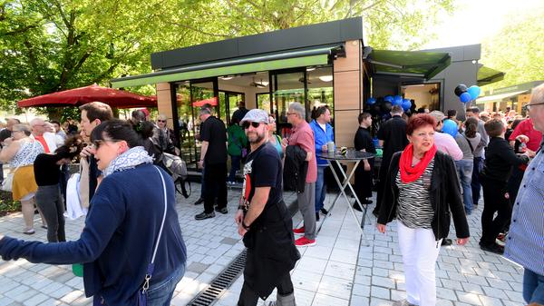 Massenhaft eroberten die Fürther zum Auftakt ihren neuen Markt, bestens wurde das Angebot der Händler an 24 Buden und Ständen angenommen.