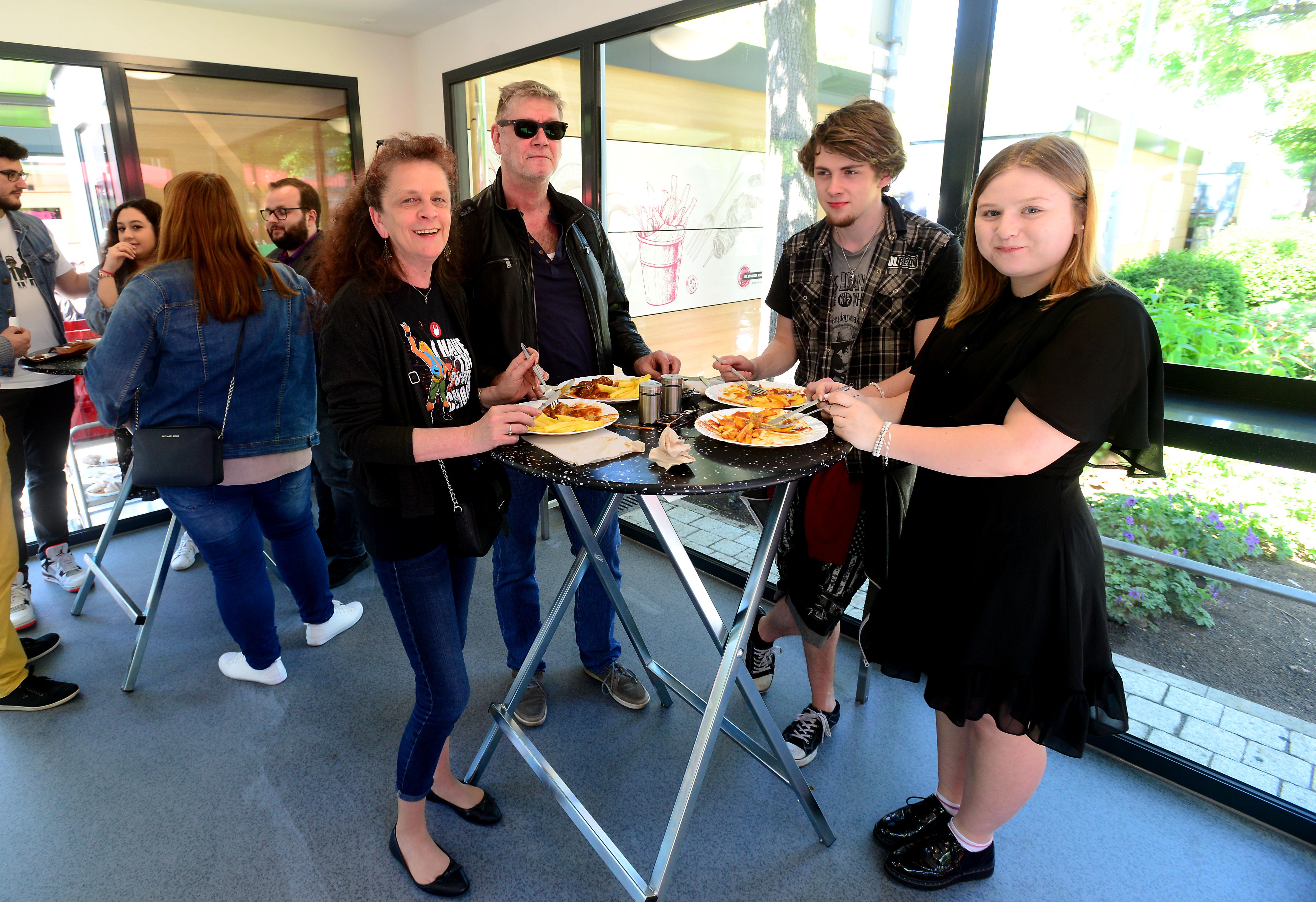 Massenhaft eroberten die Fürther zum Auftakt ihren neuen Markt, bestens wurde das Angebot der Händler an 24 Buden und Ständen angenommen.