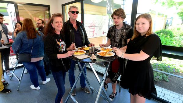 Massenhaft eroberten die Fürther zum Auftakt ihren neuen Markt, bestens wurde das Angebot der Händler an 24 Buden und Ständen angenommen.