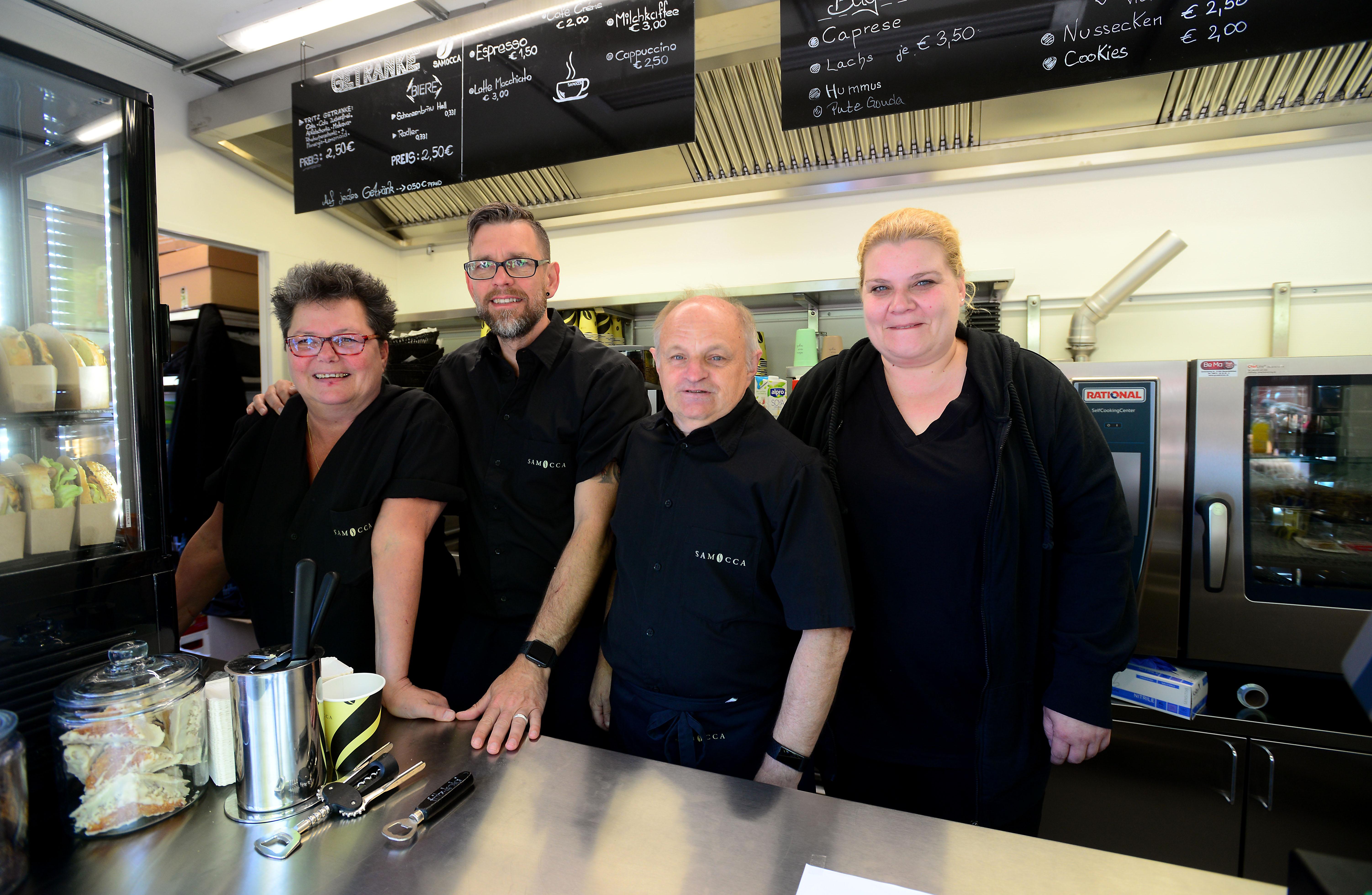Massenhaft eroberten die Fürther zum Auftakt ihren neuen Markt, bestens wurde das Angebot der Händler an 24 Buden und Ständen angenommen.