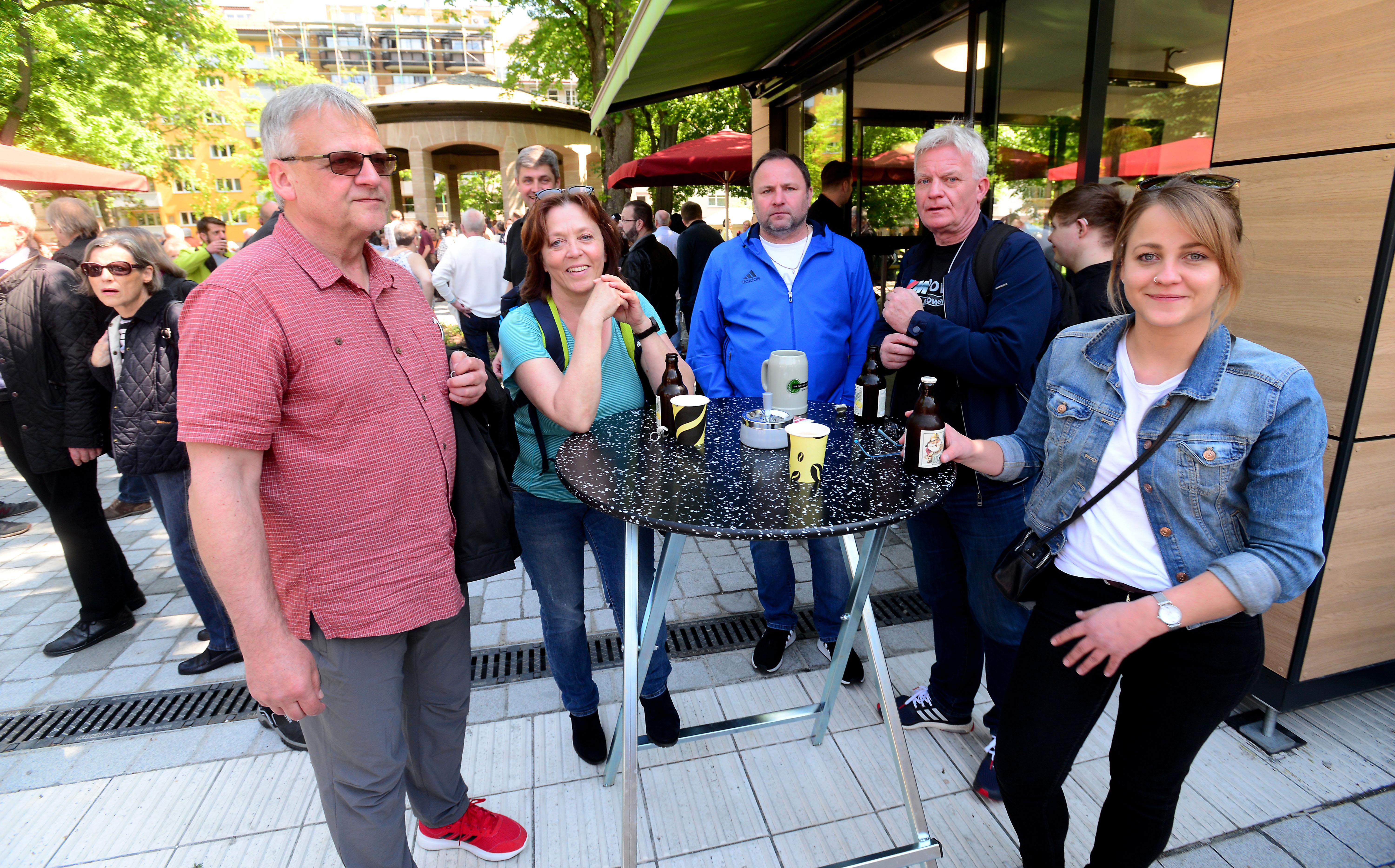 Massenhaft eroberten die Fürther zum Auftakt ihren neuen Markt, bestens wurde das Angebot der Händler an 24 Buden und Ständen angenommen.