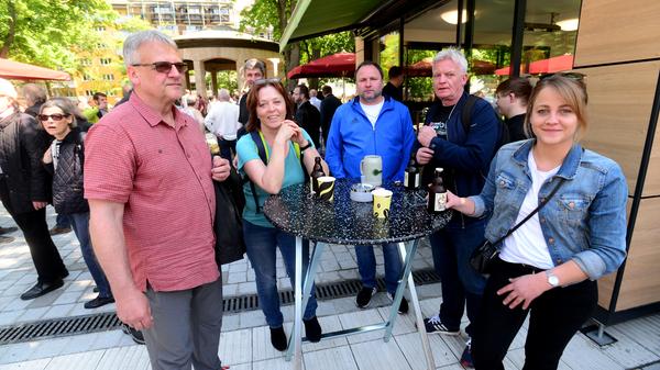 Massenhaft eroberten die Fürther zum Auftakt ihren neuen Markt, bestens wurde das Angebot der Händler an 24 Buden und Ständen angenommen.