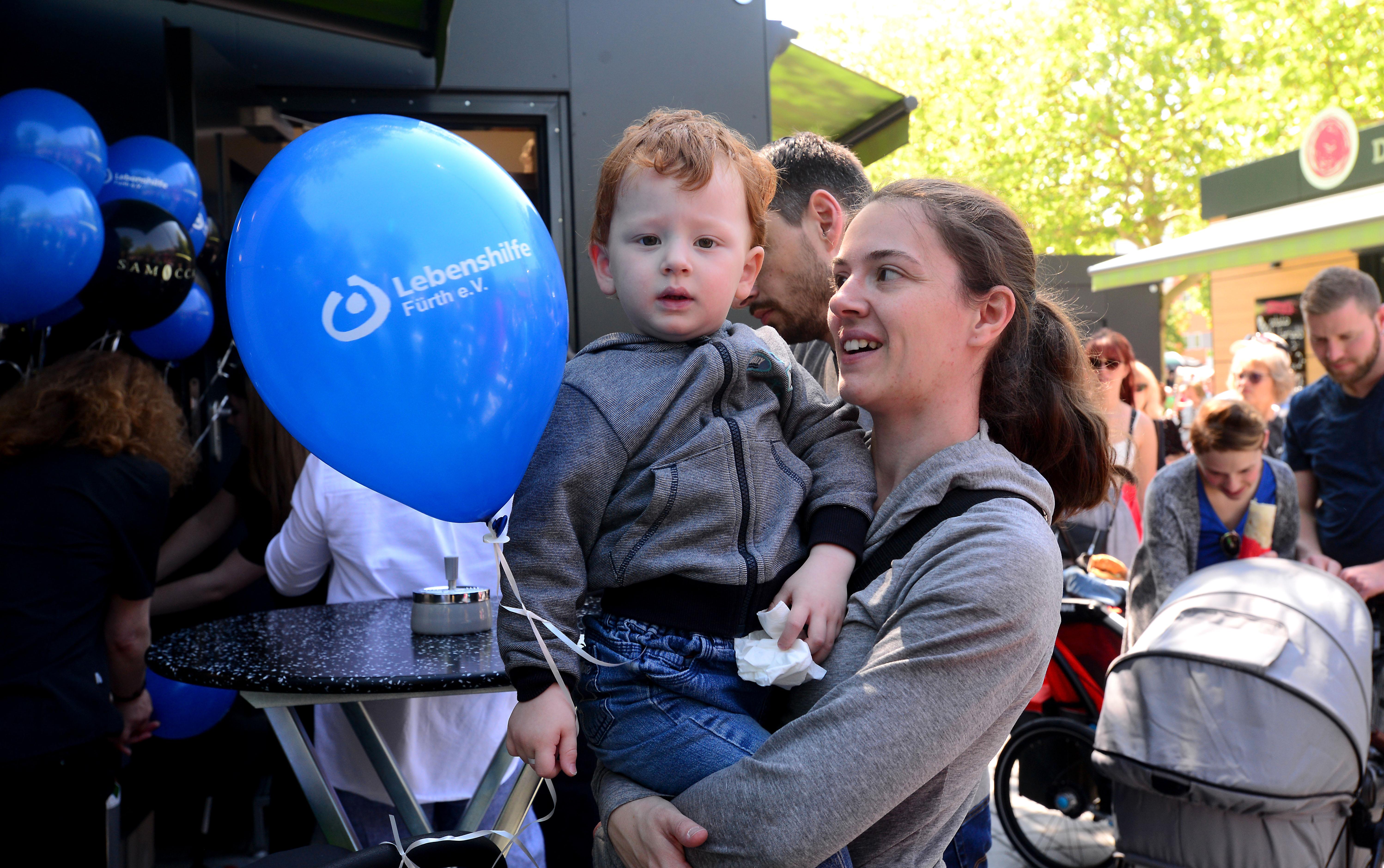 Massenhaft eroberten die Fürther zum Auftakt ihren neuen Markt, bestens wurde das Angebot der Händler an 24 Buden und Ständen angenommen.