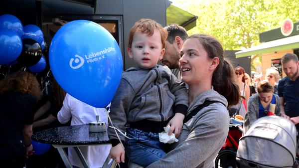 Massenhaft eroberten die Fürther zum Auftakt ihren neuen Markt, bestens wurde das Angebot der Händler an 24 Buden und Ständen angenommen.