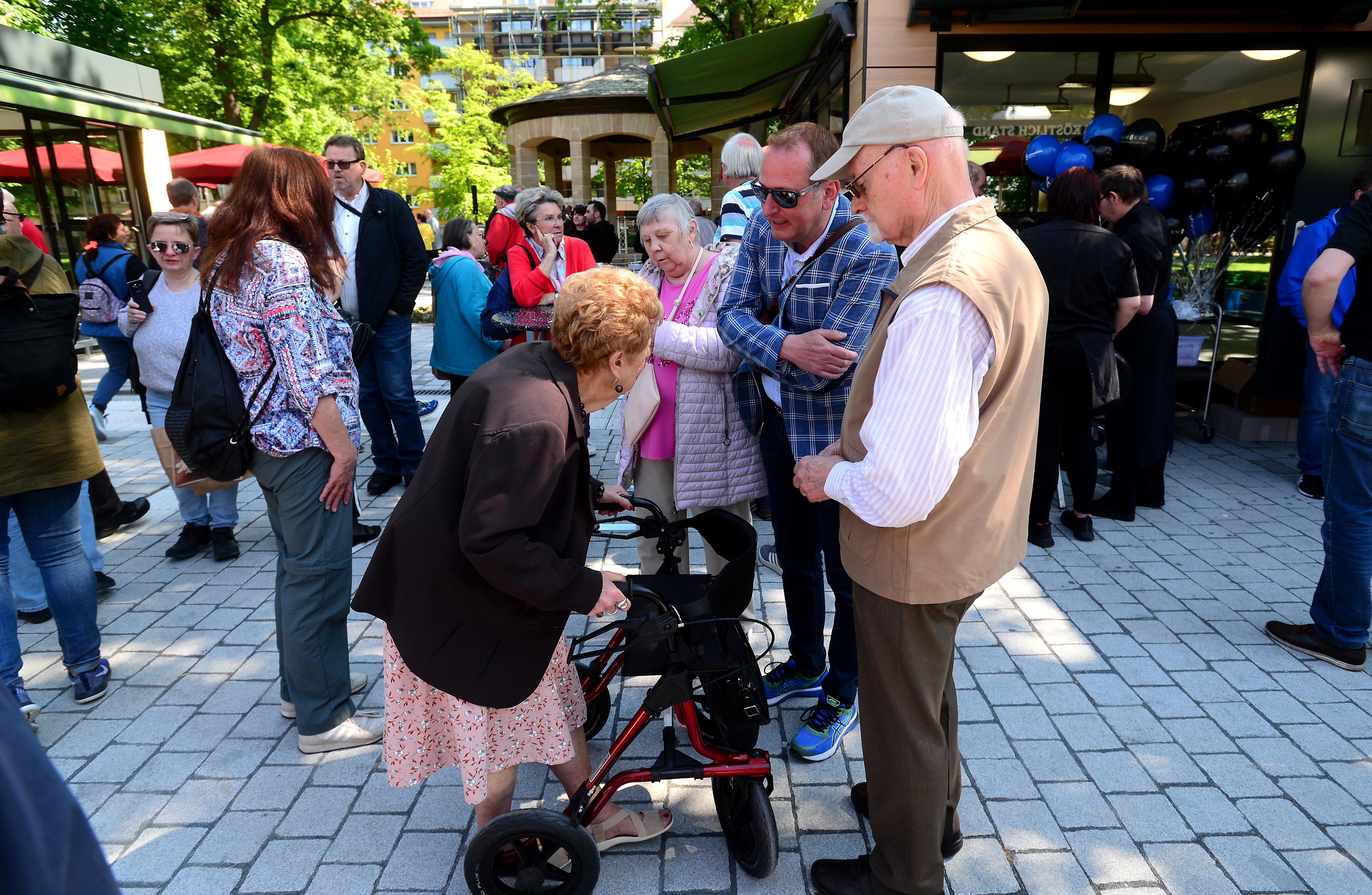 Massenhaft eroberten die Fürther zum Auftakt ihren neuen Markt, bestens wurde das Angebot der Händler an 24 Buden und Ständen angenommen.