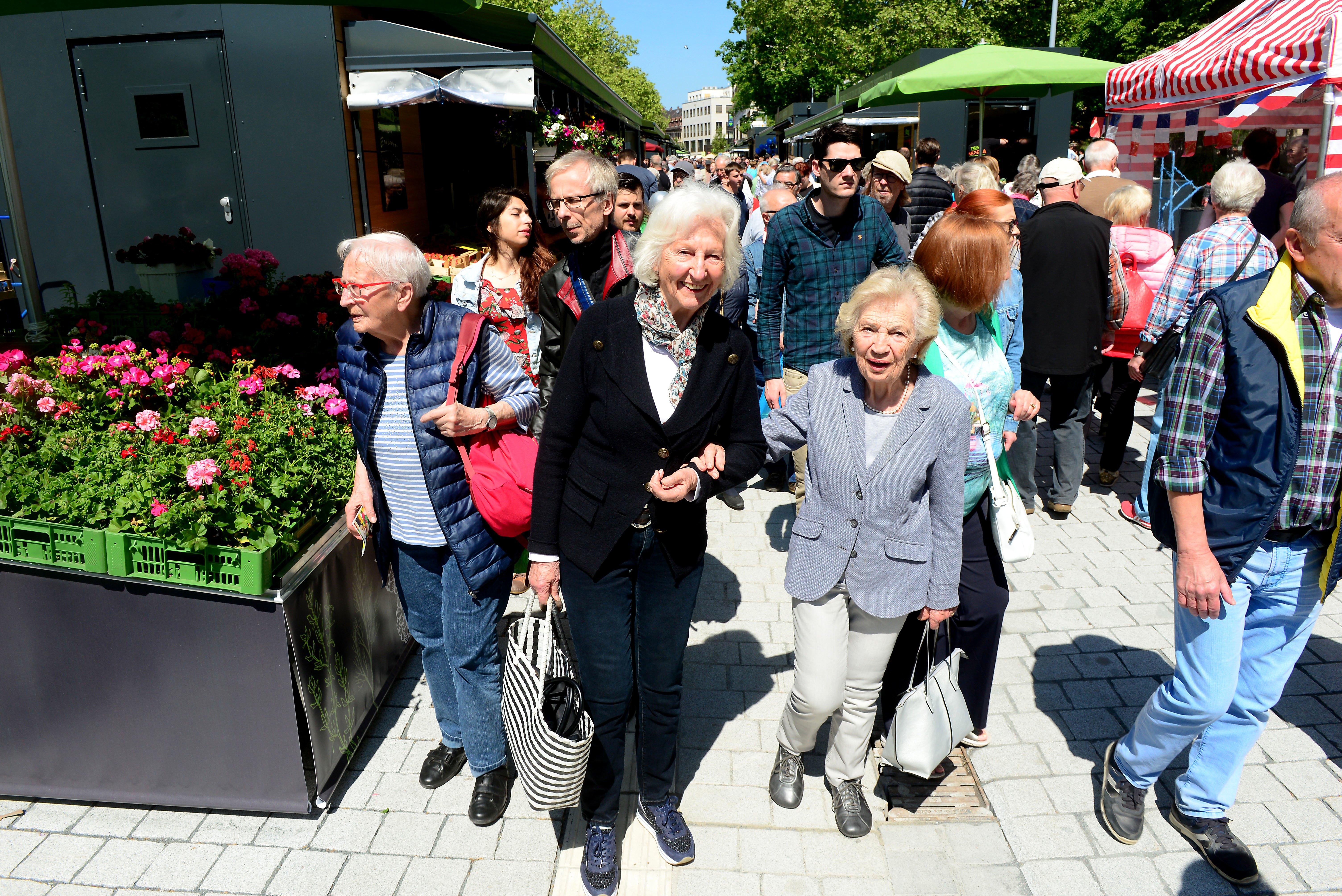 Massenhaft eroberten die Fürther zum Auftakt ihren neuen Markt, bestens wurde das Angebot der Händler an 24 Buden und Ständen angenommen.