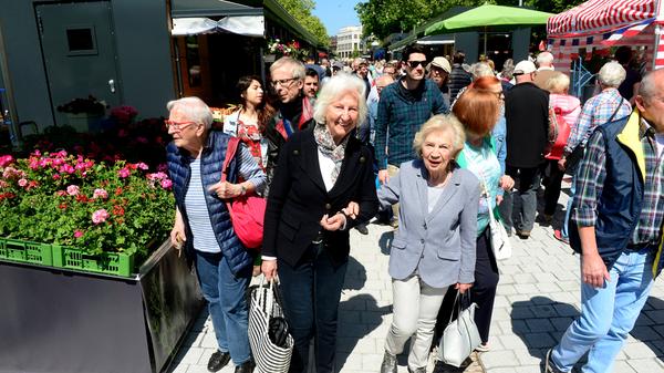 Massenhaft eroberten die Fürther zum Auftakt ihren neuen Markt, bestens wurde das Angebot der Händler an 24 Buden und Ständen angenommen.