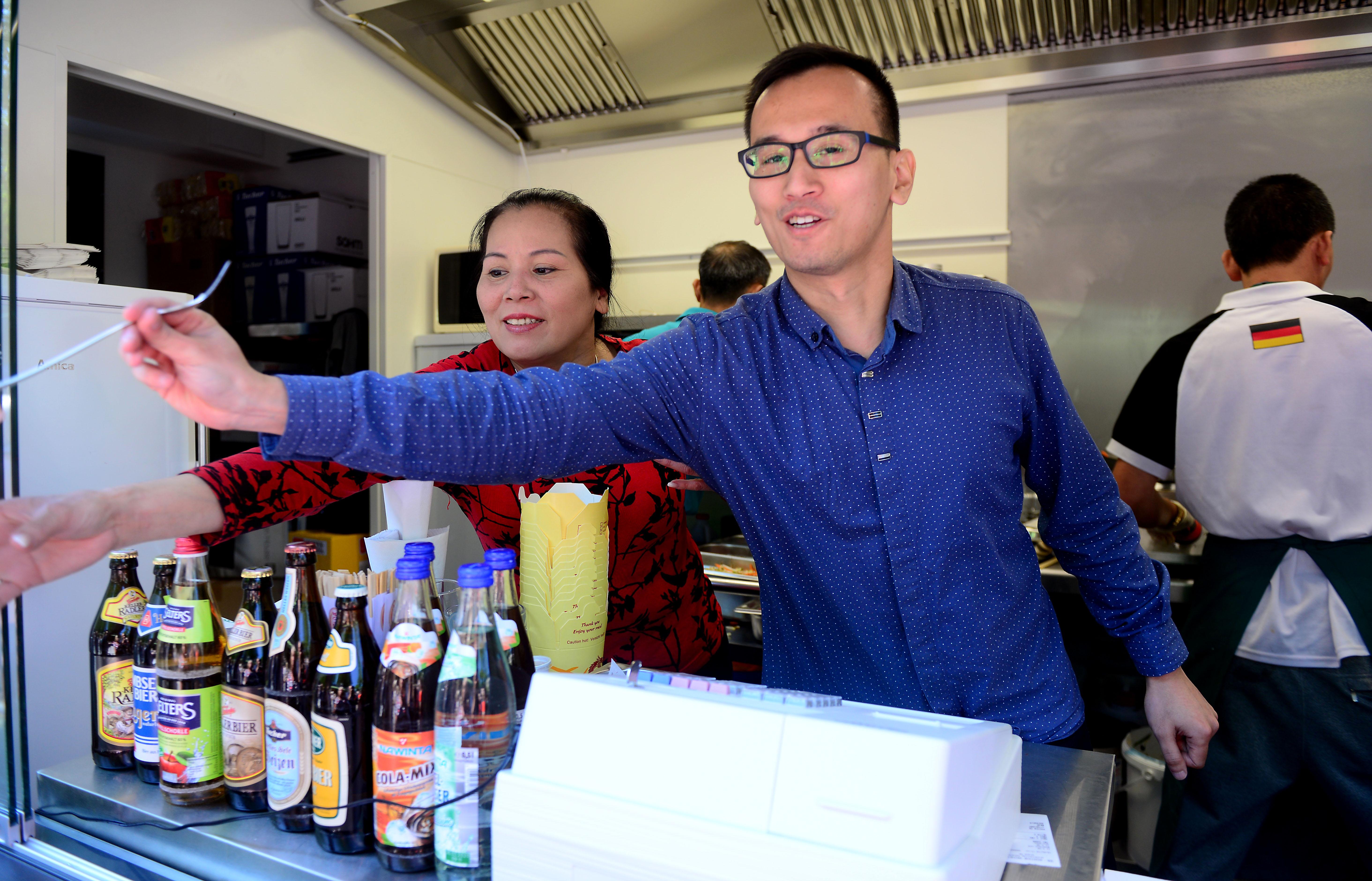 Massenhaft eroberten die Fürther zum Auftakt ihren neuen Markt, bestens wurde das Angebot der Händler an 24 Buden und Ständen angenommen.