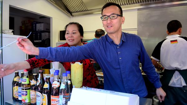 Massenhaft eroberten die Fürther zum Auftakt ihren neuen Markt, bestens wurde das Angebot der Händler an 24 Buden und Ständen angenommen.