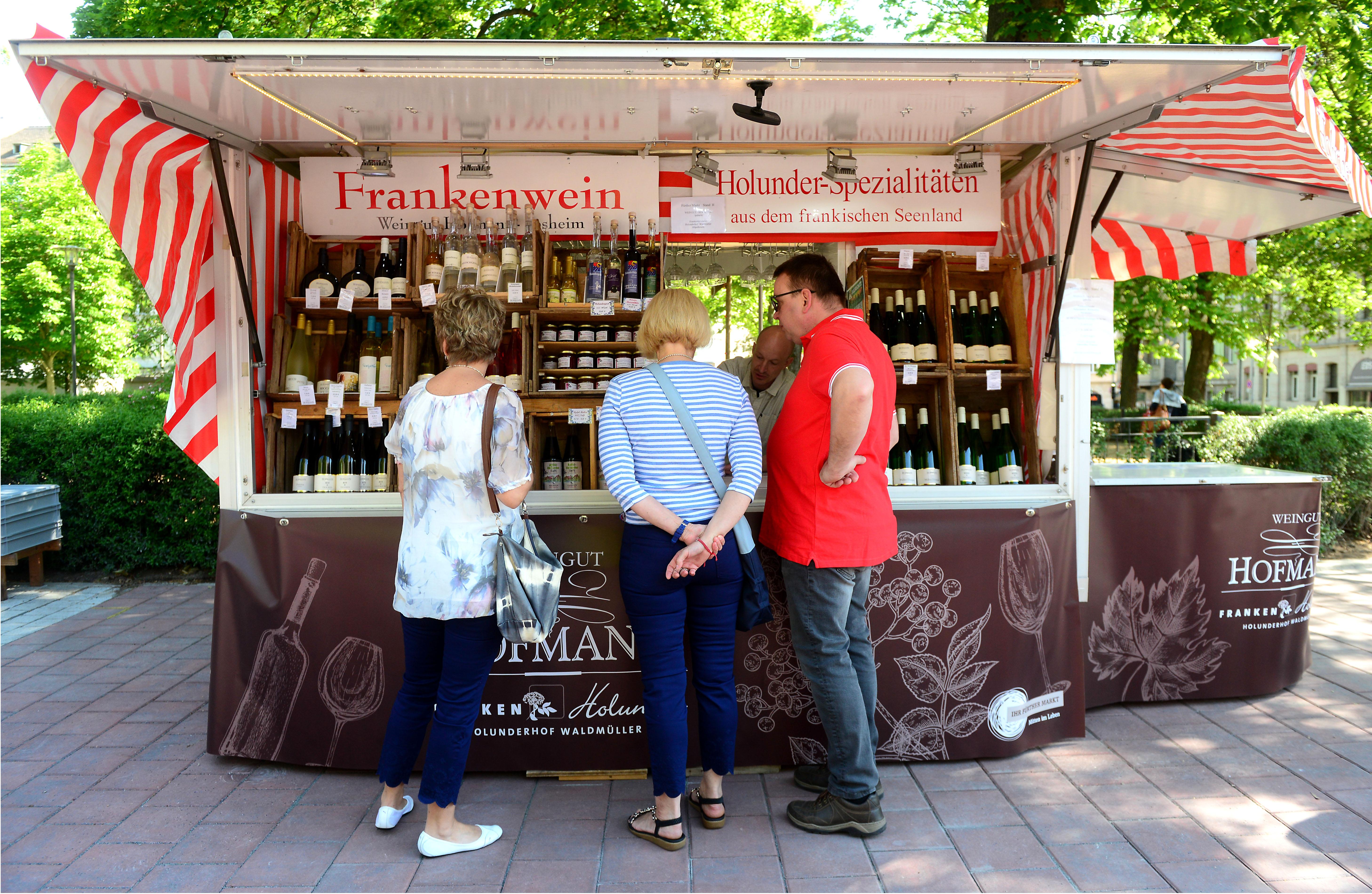 Massenhaft eroberten die Fürther zum Auftakt ihren neuen Markt, bestens wurde das Angebot der Händler an 24 Buden und Ständen angenommen.