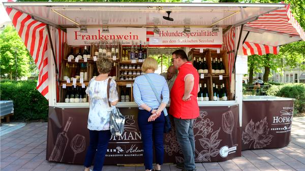 Massenhaft eroberten die Fürther zum Auftakt ihren neuen Markt, bestens wurde das Angebot der Händler an 24 Buden und Ständen angenommen.