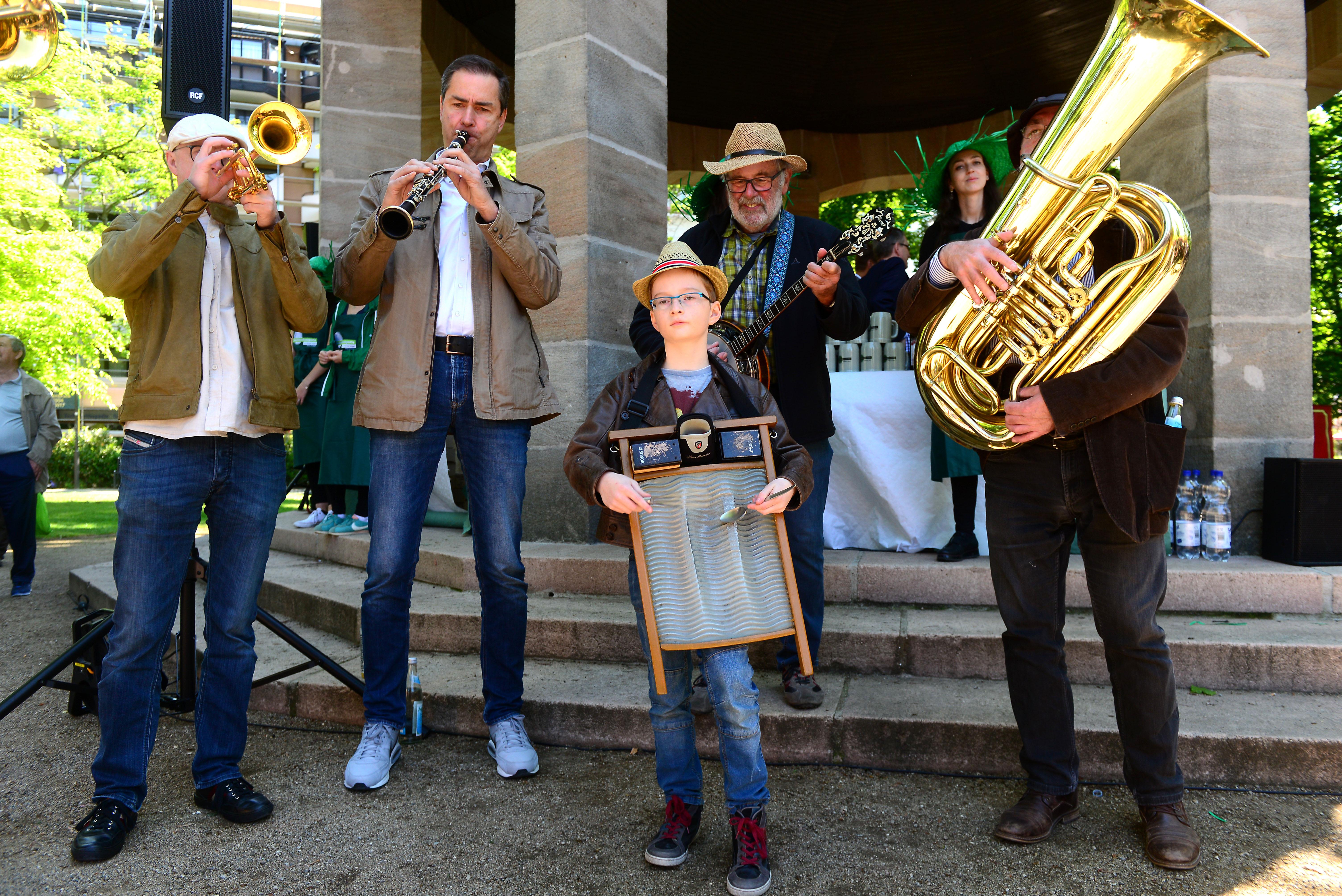 Massenhaft eroberten die Fürther zum Auftakt ihren neuen Markt, bestens wurde das Angebot der Händler an 24 Buden und Ständen angenommen.