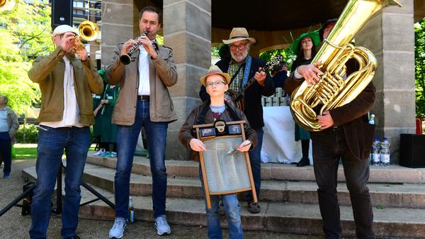 Massenhaft eroberten die Fürther zum Auftakt ihren neuen Markt, bestens wurde das Angebot der Händler an 24 Buden und Ständen angenommen.