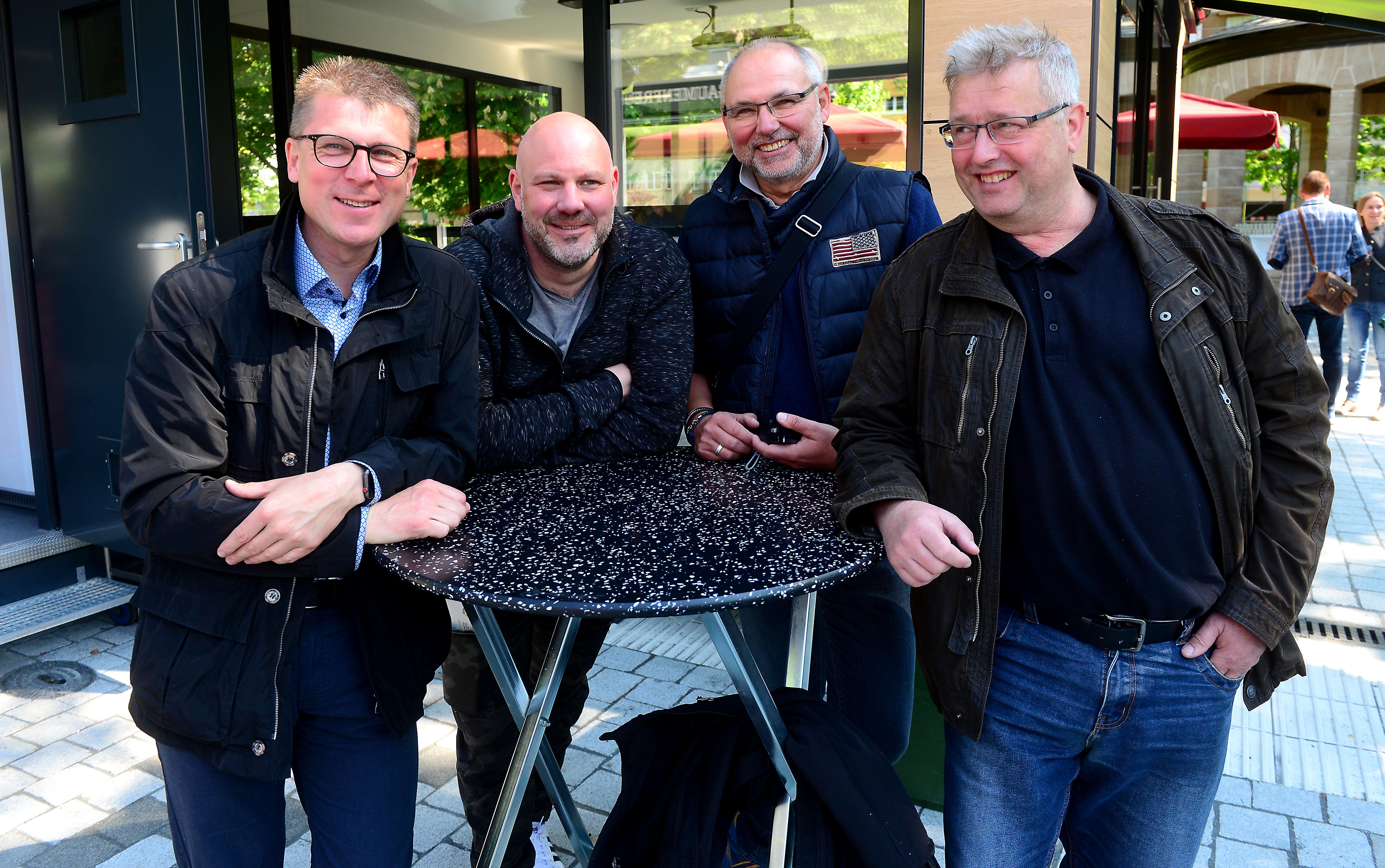 Massenhaft eroberten die Fürther zum Auftakt ihren neuen Markt, bestens wurde das Angebot der Händler an 24 Buden und Ständen angenommen.