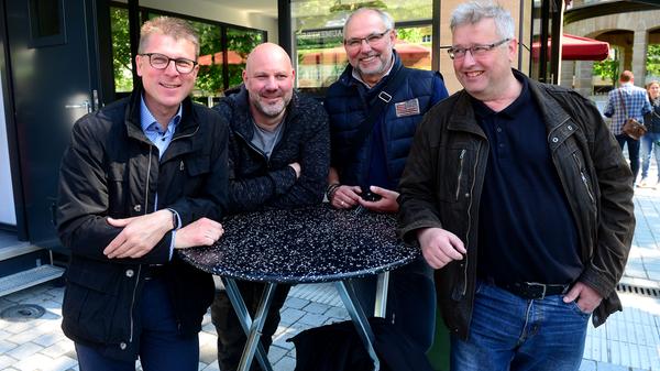 Massenhaft eroberten die Fürther zum Auftakt ihren neuen Markt, bestens wurde das Angebot der Händler an 24 Buden und Ständen angenommen.