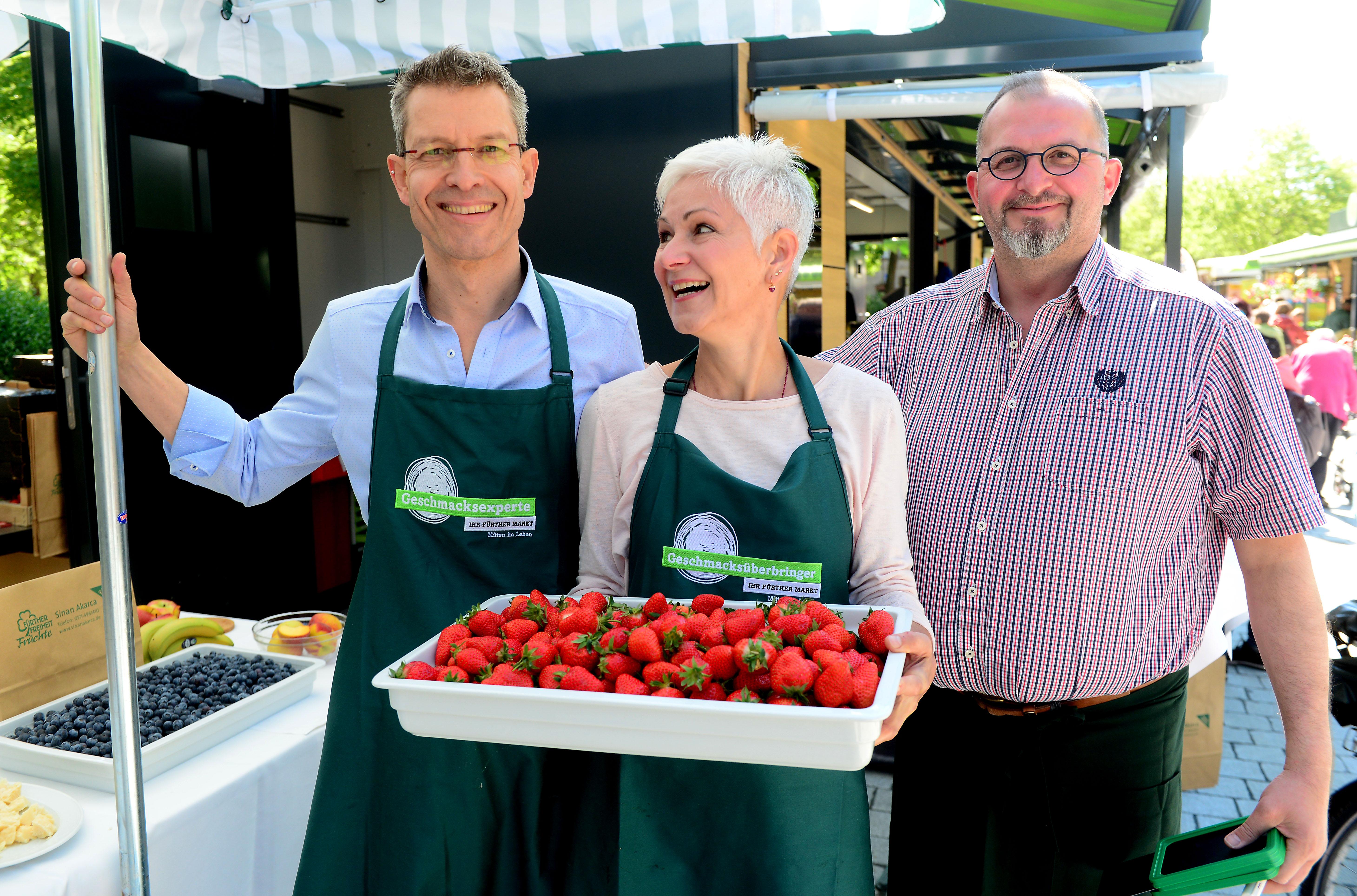 Massenhaft eroberten die Fürther zum Auftakt ihren neuen Markt, bestens wurde das Angebot der Händler an 24 Buden und Ständen angenommen.