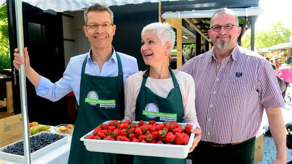 Massenhaft eroberten die Fürther zum Auftakt ihren neuen Markt, bestens wurde das Angebot der Händler an 24 Buden und Ständen angenommen.