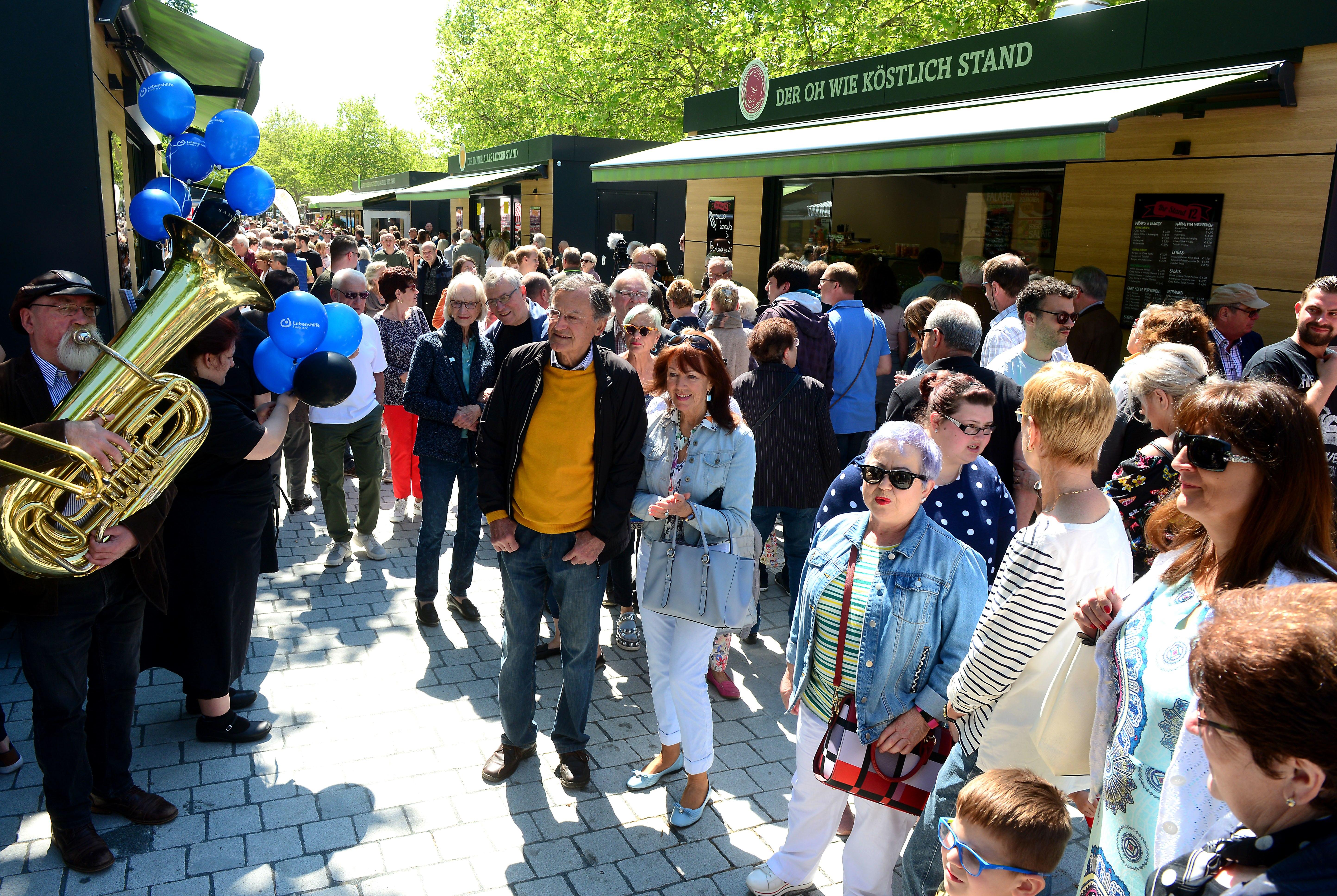 Massenhaft eroberten die Fürther zum Auftakt ihren neuen Markt, bestens wurde das Angebot der Händler an 24 Buden und Ständen angenommen.