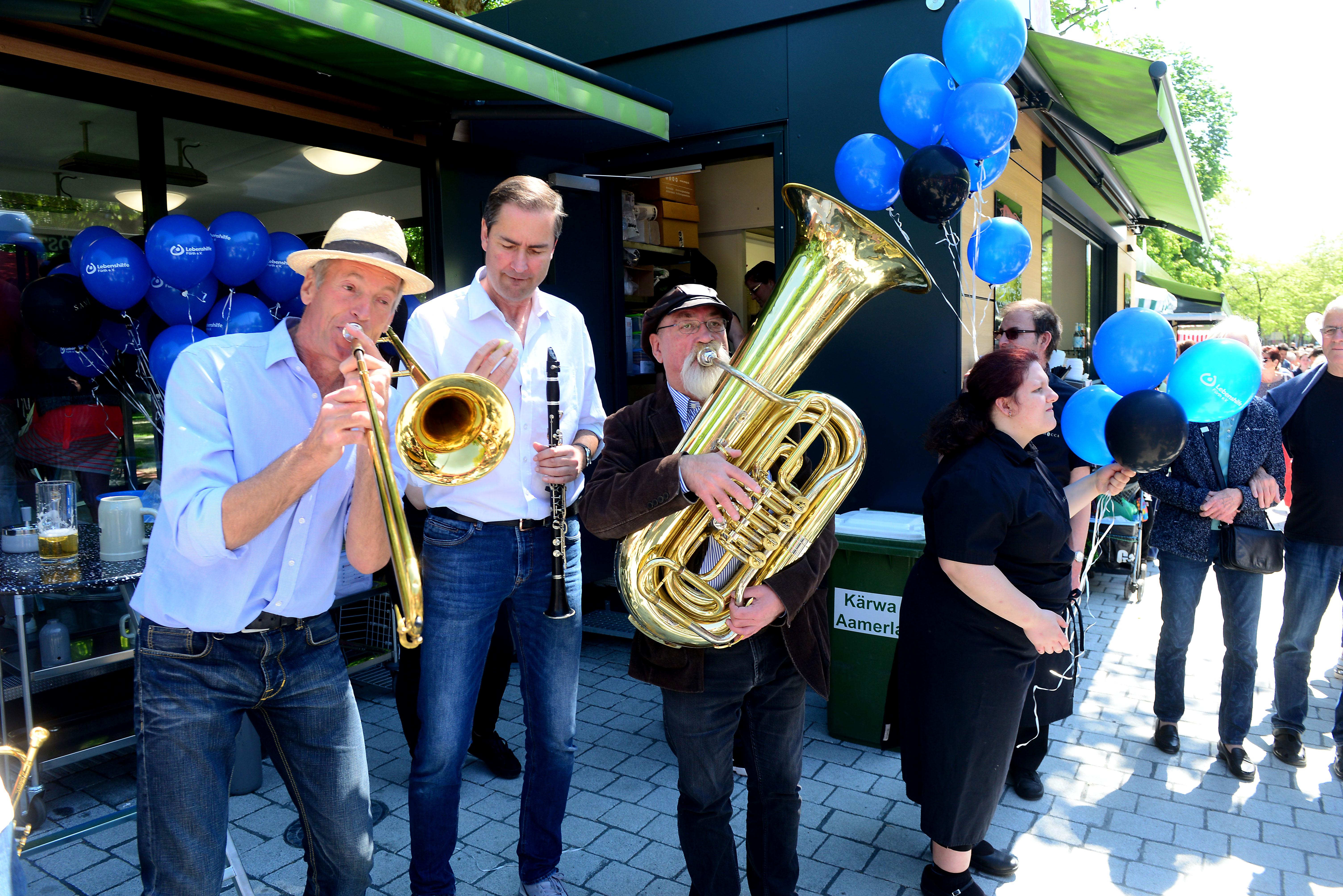 Massenhaft eroberten die Fürther zum Auftakt ihren neuen Markt, bestens wurde das Angebot der Händler an 24 Buden und Ständen angenommen.