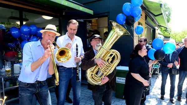 Massenhaft eroberten die Fürther zum Auftakt ihren neuen Markt, bestens wurde das Angebot der Händler an 24 Buden und Ständen angenommen.
