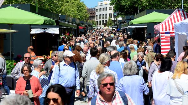 Massenhaft eroberten die Fürther zum Auftakt ihren neuen Markt, bestens wurde das Angebot der Händler an 24 Buden und Ständen angenommen.