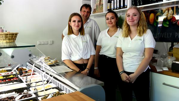 Massenhaft eroberten die Fürther zum Auftakt ihren neuen Markt, bestens wurde das Angebot der Händler an 24 Buden und Ständen angenommen.