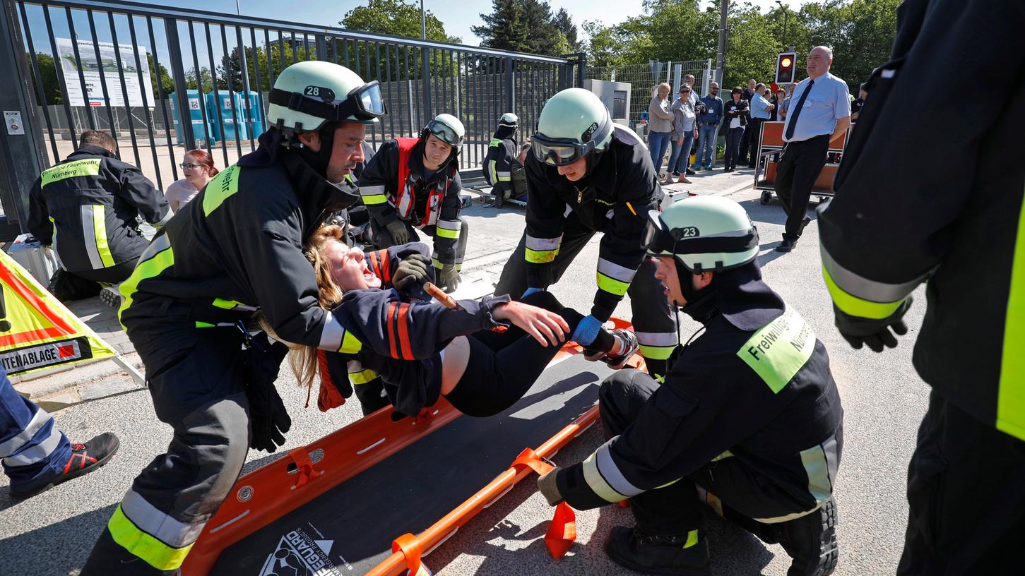 Menschenleben retten geht vor Feuerbekämpfung: Abtransport von "Verletzten" bei der Katastrophenschutzübung im ganz großen Stil.