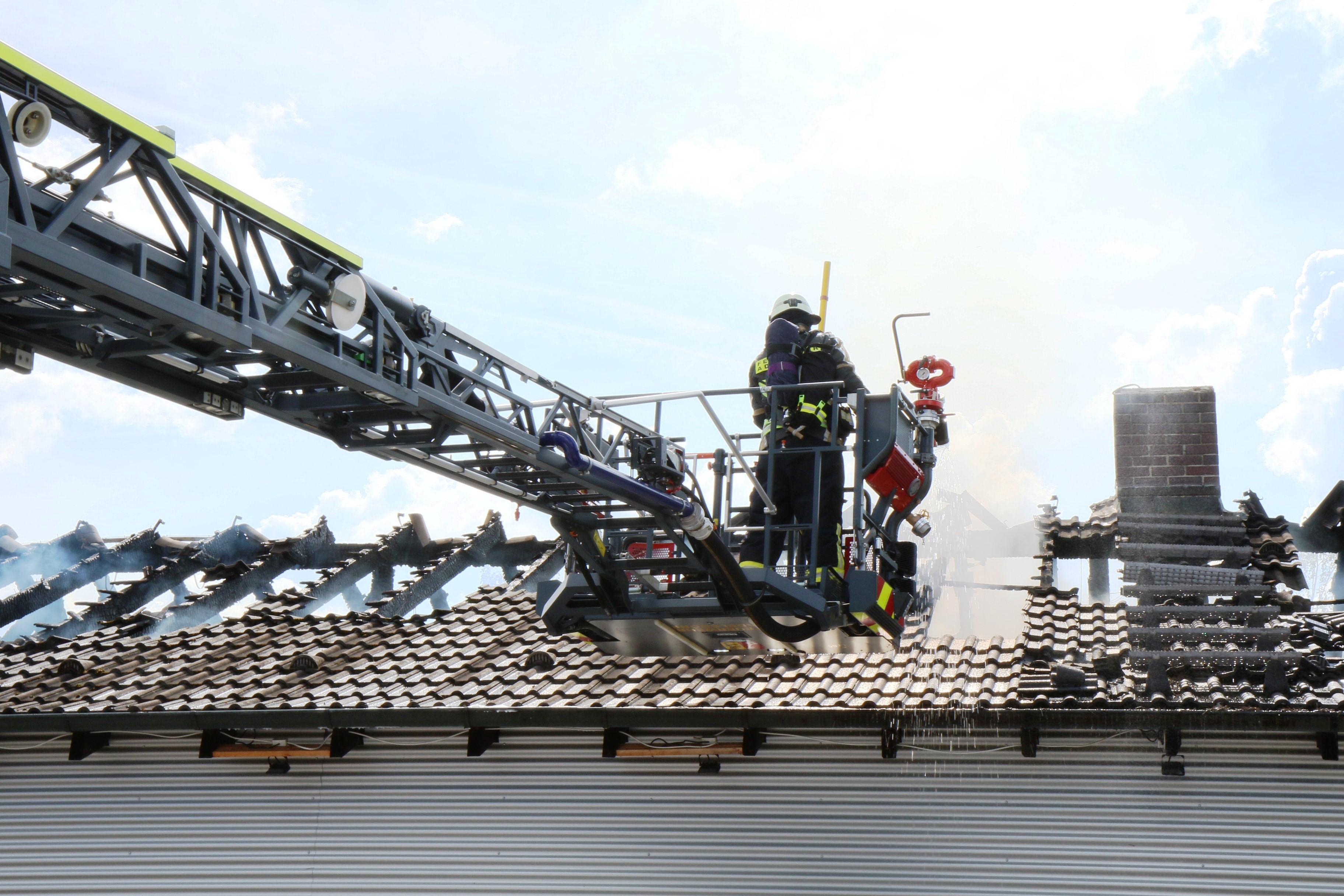 Adelsdorf: Dachstuhl Brannte Komplett Nieder | Nordbayern