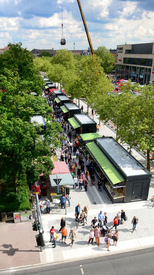 Für Fußgänger reserviert ist seit Mai 2019 auch die alte Bustrasse zwischen Freiheit und Adenaueranlage: Hier hat der Wochenmarkt seinen neuen Platz gefunden.