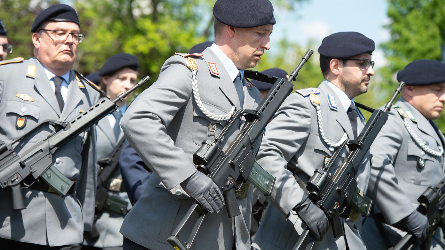 Soldaten eines Ehrenzuges marschieren mit dem Sturmgewehr G36 im Stadtpark in Roth anlässlich der Indienststellung des Landesregimentes Bayern.