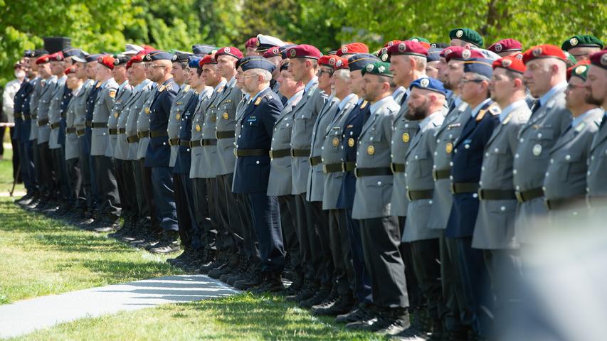 Reservisten der Bundeswehr sind anlässlich der Indienststellung des Landesregimentes Bayern für den Heimatschutz im Stadtpark angetreten.