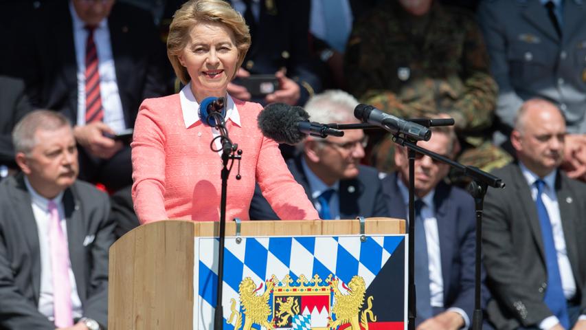 Ursula von der Leyen (CDU), Bundesverteidigungsministerin, spricht im Stadtpark anlässlich der Indienststellung des Landesregimentes Bayern für den Heimatschutz.