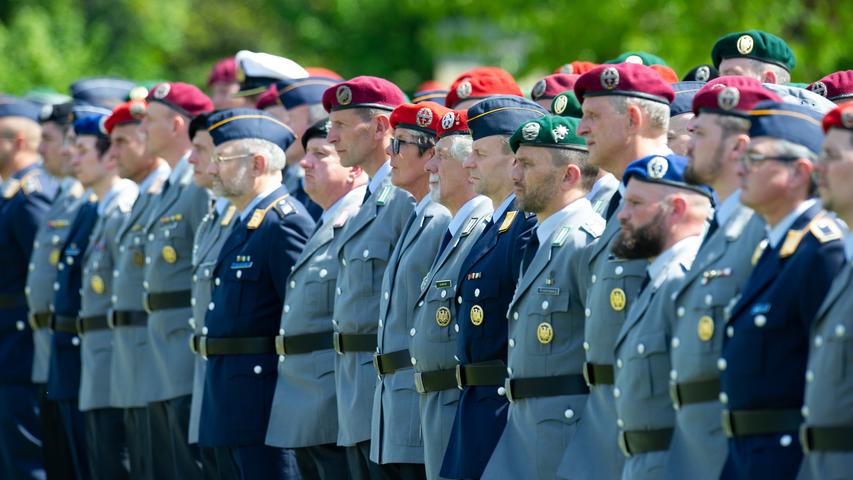 Reservisten der Bundeswehr sind anlässlich der Indienststellung des Landesregimentes Bayern für den Heimatschutz im Stadtpark angetreten.